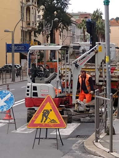 Sanremo, riparazione tombino in corso Cavallotti, il lettore Ivo: &quot;La pubblicazione su Sanremo News ha avuto effetti risolutivi!&quot;