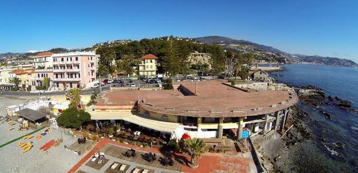 Bordighera: senegalese fugge ad un controllo della Municipale e si getta in acqua, poi viene fermato