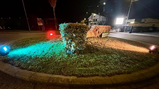 Festa del Tricolore: Camporosso illumina la rotonda del ponte dell’Amicizia di verde, bianco e rosso