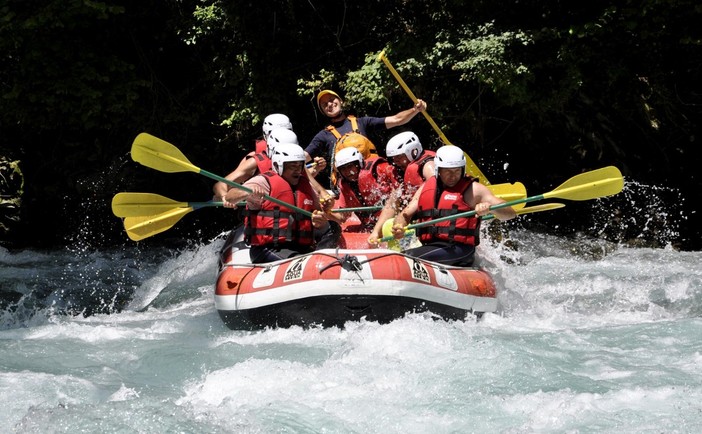 Stura River Village, ecco l'imperdibile offerta per il fine settimana: Rafting + Piscina + Burger Raft