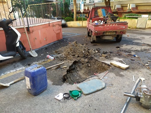 Imperia, ennesima rottura di un tubo dell'acquedotto: operai a lavoro in via Unione (foto)