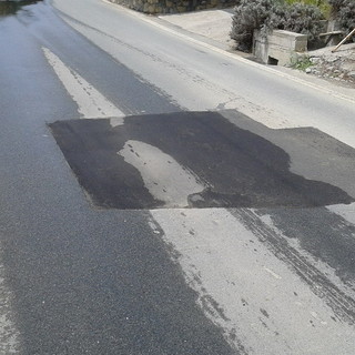 Sanremo: rottura tubazione in strada Solaro, la segnalazione con foto di un lettore