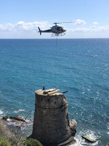 Imperia: partito lo spettacolare restauro in quota della torre di Prarola, Scajola: &quot;Una storia a lieto fine&quot; (foto e video)