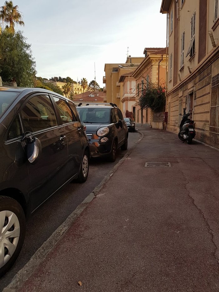 Imperia: raid vandalico nella notte in viale Matteotti. Divelti circa 20 specchietti dalle auto parcheggiate