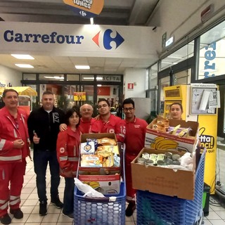 Croce Rossa di Sanremo: grande successo per la raccolta di alimenti all'Iper Carrefour di Taggia (Foto)