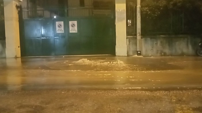 Imperia, ennesima rottura dell'acquedotto: esploso un tubo in via Foce (Video)