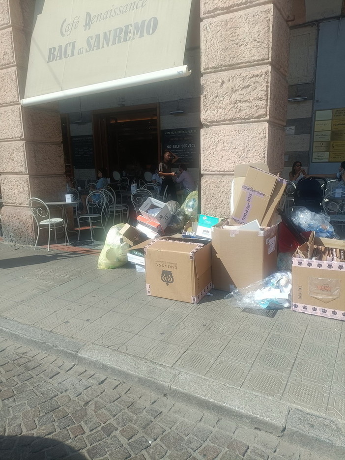 Sanremo: rifiuti ammassati in Piazza Colombo, la segnalazione con foto di un lettore