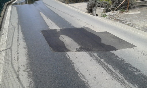 Sanremo: rottura tubazione in strada Solaro, la segnalazione con foto di un lettore