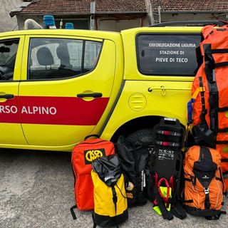 Dalla raccolta fondi in memoria di Simone Rossi donati oltre 7mila euro di attrezzatura per il soccorso alpino (foto)