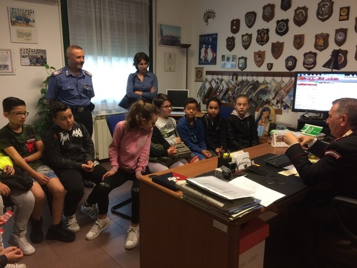Castellaro: i bimbi della primaria in visita alla caserma dei Carabinieri di Taggia