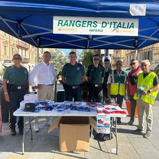 Per una Sanremo più pulita, Rangers ed Enpa distribuiscono bottigliette e contenitori per deiezioni canine e mozziconi (Foto e video)