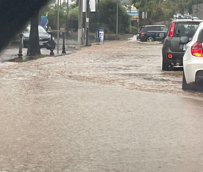 Il maltempo si abbatte sul Ponente, strade allagate a Sanremo (Foto e video)