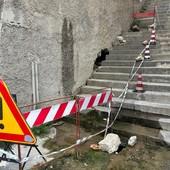 Sanremo, scalinata tra via Agosti e via Martiri nel degrado da oltre un anno, residenti e commercianti: &quot;Bisogna fare qualcosa&quot; (Foto)