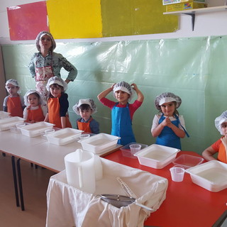 Sanremo: il formaggio si fa in classe, ecco al lavoro i piccoli casari della Scuola Infanzia di Poggio (foto)