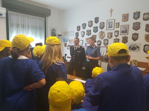 Taggia: a lezione di legalità con i Carabinieri, i bimbi della scuola primaria Mazzini in visita alla caserma dell'Arma
