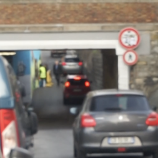 Imperia, sottopasso Argine sinistro continua il passaggio dei pedoni: rischio investimenti (video)