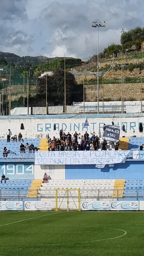 'Testa bassa e pedalare. 120 anni di storia da onorare', l'accoglienza degli ultras alla Sanremese