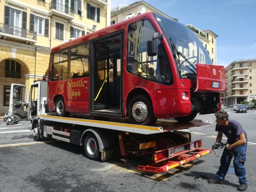 &quot;Imperia, abbiamo un problema&quot;, 'shuttle' in panne in piazza Dante dopo venti giorni dall'inaugurazione del servizio (foto)