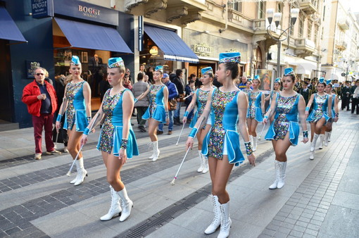 Sanremo: circa 10mila persone in centro città alla sfilata delle bande e dei gruppi, città invasa dai turisti (Video e foto)