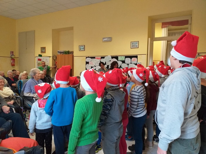 Ventimiglia: alla vigilia delle feste, la scuola primaria di Latte visita la Casa di Riposo E. Chiappori