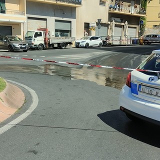 Imperia, macchia d’olio da frittura sull’asfalto: motociclista si schianta a terra alla rotonda della Fondura (foto)