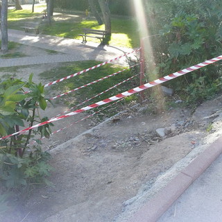 Sanremo: dopo la segnalazione di un lettore rimosso spunzone di ferro dai giardini di San Martino
