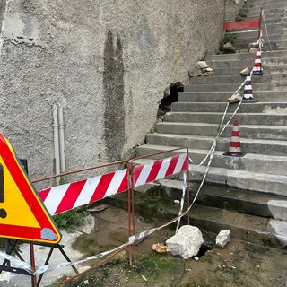 Sanremo, scalinata tra via Agosti e via Martiri nel degrado da oltre un anno, residenti e commercianti: &quot;Bisogna fare qualcosa&quot; (Foto)