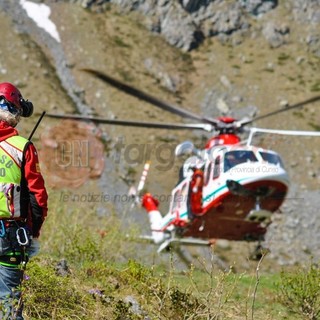 Motociclista precipita in una scarpata ad Alto, nel cuneese: recuperato dal Soccorso Alpino è stato portato al Santa Corona