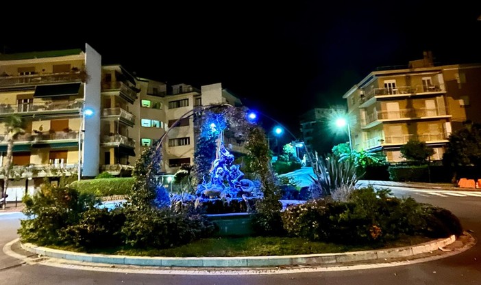 Bordighera, i monumenti si illuminano di blu per la giornate sui diritti dell'infanzia