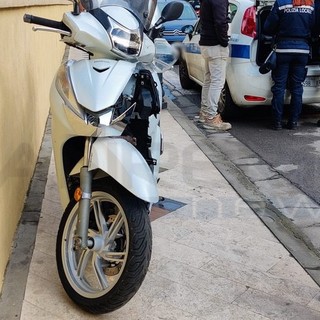 Sanremo: scooter tampona betoniera e finisce contro auto posteggiata, 40enne ferito