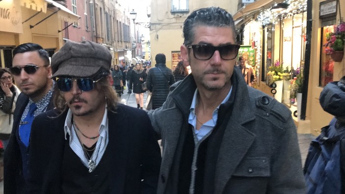 il Johnny Deep &quot;nostrano&quot; accompagnato dai bodyguard