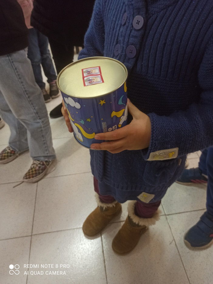 Ventimiglia, Scuola di Pace e Emporio solidale consegnano regali ai bimbi (Foto)