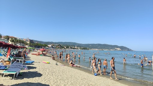 Spiagge gremite, alberghi e residence (quasi) pieni ma un weekend di mare e di sole non salva l'estate