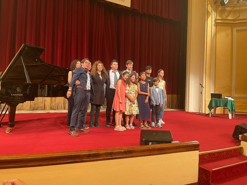 Nella foto di gruppo gli allievi insieme ai direttori Marco Zaccaria e Gabriella Massa e all'attrice Barbara Buscaglia