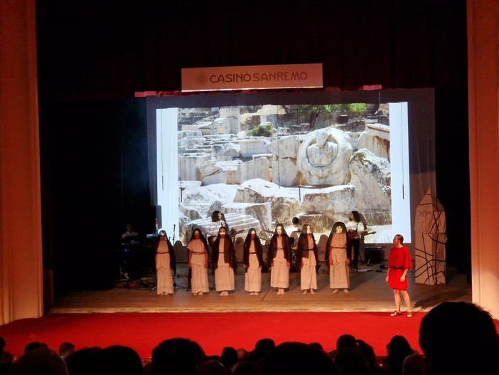 Sanremo, spettacolo teatrale di fine anno del liceo Cassini al Casinò (foto)