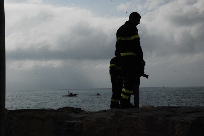 Imperia: scompare in mare tentando di sfuggire all'arresto. Dalle 2.30 scattate le ricerche al Prino