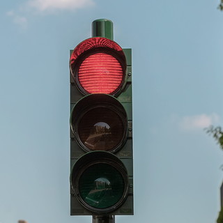 Ospedaletti: passaggi a oltre 140 km/h in città, a breve l'impianto semaforico 'Red Evolution'