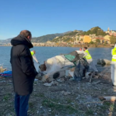 Migranti a Ventimiglia, accampamenti abusivi e rifiuti in spiaggia: continuano gli sgomberi