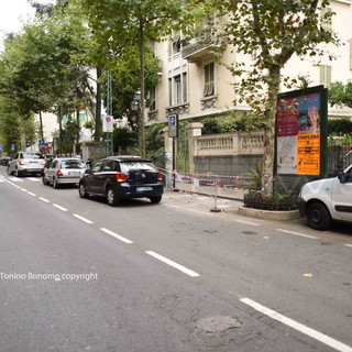 Sanremo: spostamento della pensilina del bus in corso Garibaldi, non si placano e le proteste e spuntano i cartelli 'ironici'