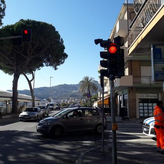 Diano Marina: installato questa mattina il semaforo 'intelligente con dispositivo sonoro per non vedenti (foto)