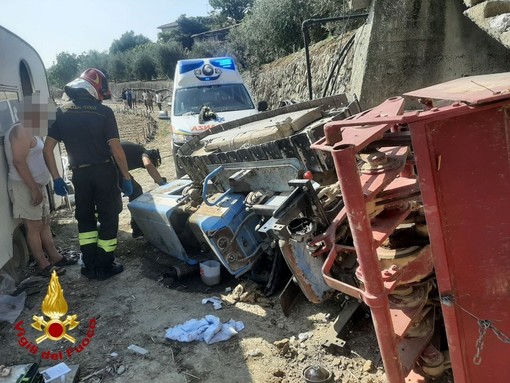 Ventimiglia, si ribalta col trattore in via Peidaigo: ferito un 62enne, poi trasportato al Santa Corona