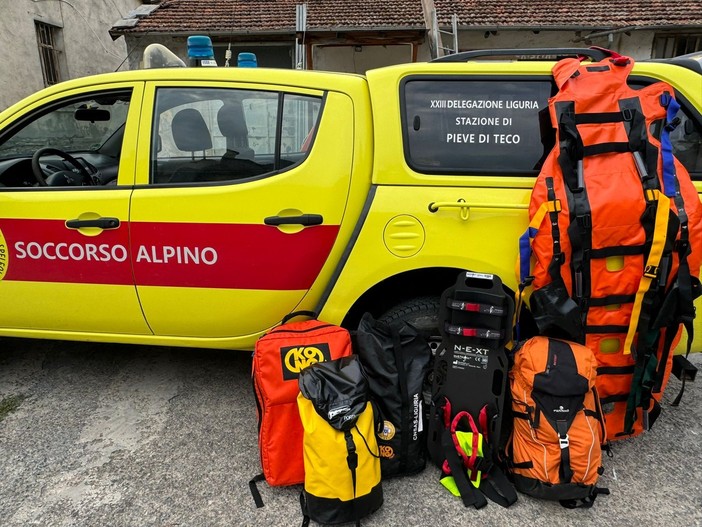 Dalla raccolta fondi in memoria di Simone Rossi donati oltre 7mila euro di attrezzatura per il soccorso alpino (foto)