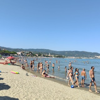 Spiagge gremite, alberghi e residence (quasi) pieni ma un weekend di mare e di sole non salva l'estate