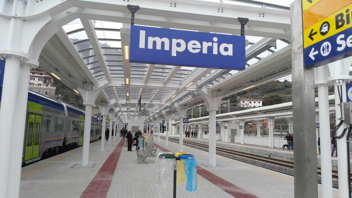 Regionale si ferma a Imperia per 'sosta pipì'. La capotreno: “Chi deve andare in bagno scenda”