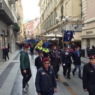 Sanremo: ecco la sfilata della Fanfara della Brigata Folgore per le le vie del centro (foto e video)