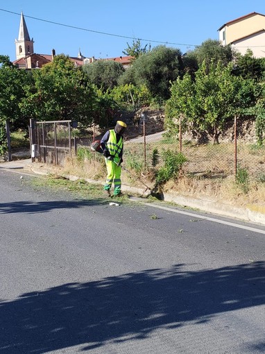 San Bartolomeo al Mare: proseguono gli interventi di sfalcio, pulito il tratto tra il municipio e la galleria ferroviaria