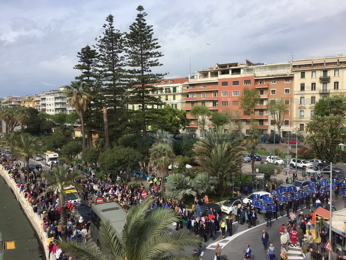 Sanremo: per pioggia e forte vento, annullato il lancio dei paracadutisti della Folgore