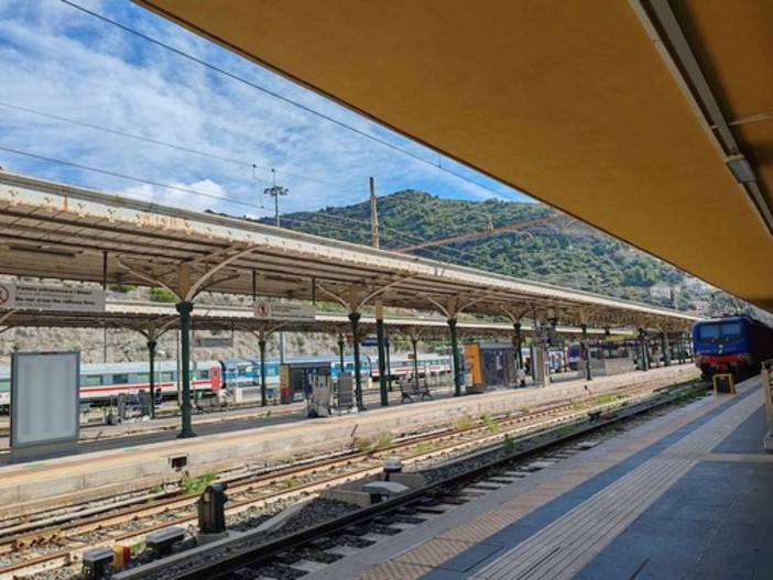 Problema tecnico su tratta francese, circolazione ferroviaria interrotta tra Ventimiglia e Limone: treni cancellati (Foto)