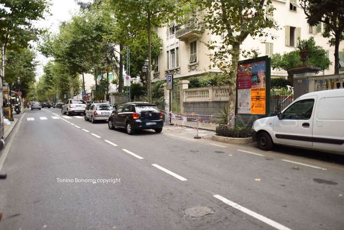 Sanremo: spostamento della pensilina del bus in corso Garibaldi, non si placano e le proteste e spuntano i cartelli 'ironici'