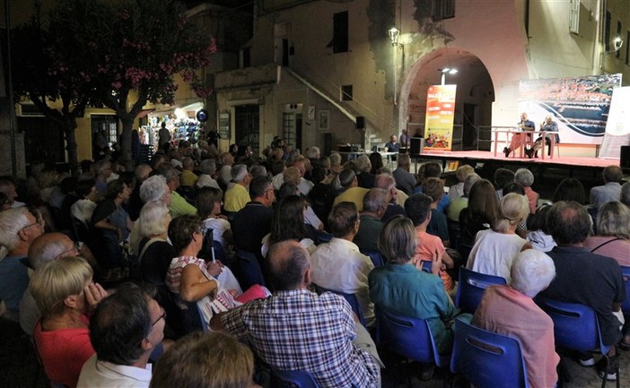 Riva Ligure “Sale in Zucca”: sold out e applausi per Bruno Gambarotta ospite della rassegna promossa dal comune di Riva Ligure. (Foto)